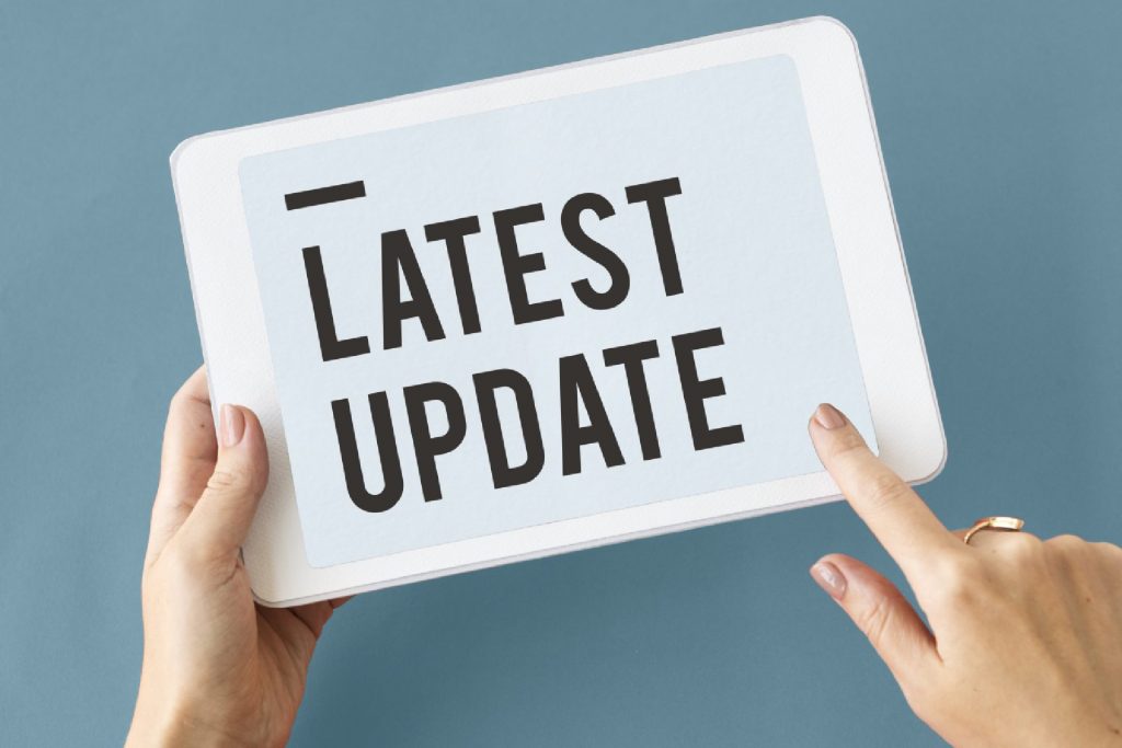 tablet sa ispisanim tekstom Latest Update